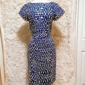 Short sleeve sheath dress with blue ring design